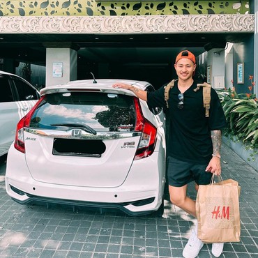 Bagian Tubuh Janggal, 7 Potret Lionel Lee Tunangan Millendaru Diduga Wanita