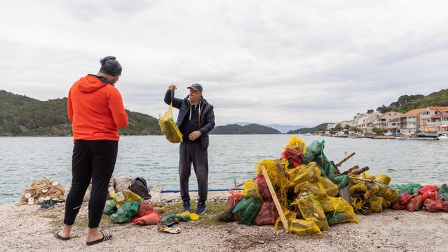 FOTO: Sapu-sapu Sampah di Dasar Laut Kroasia