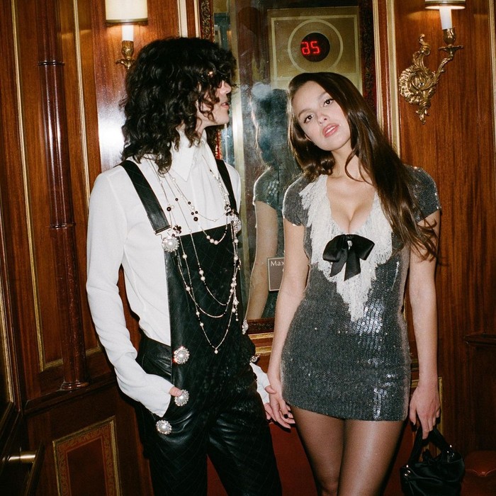 Outfit black & white terlihat makin stylish pada duo penyanyi Gen Z. Ya, Conan Gray dengan turtleneck dan overalls, sedangkan Olivia Rodrigo mini dress aksen ruffles dan pita. Foto: instagram.com/oliviarodrigo