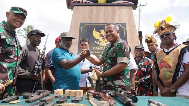 Enam pucuk senjata api dan amunisi diserahkan mantan Panglima Organisasi Papua Merdeka Lambert Pekikir dan Lazarus Karoba usai peresmian Tugu Pancasila.