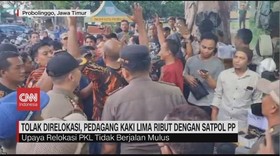 VIDEO: Tolak Direlokasi, Pedagang Kaki Lima Ribut Dengan Satpol PP