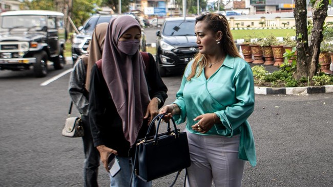 Lina Mukherjee menjalani pemeriksaan oleh penyidik dengan didampingi pengacara sejak pukul 10.00 WIB di Markas Polda Sumsel.