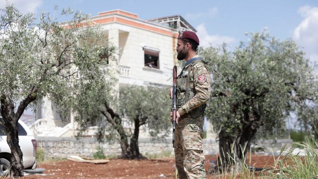 Baru menjabat enam bulan, pemimpin ISIS, Abu Hussein al-Qurashi, bunuh diri dengan meledakkan rompi bom setelah dikepung pasukan Turki di Suriah.