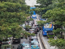 Ada Bus Mogok di Flyover Pesing Jakbar, Lalin Macet