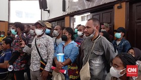 Pendukung Lukas Enembe Jejali Ruang Sidang Jelang Putusan Praperadilan