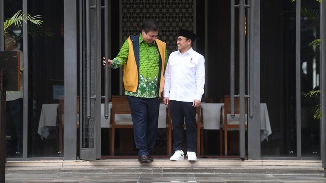 Prabowo resmi mendapatkan dukungan dari PKB dan Golkar untuk maju sebagai capres 2024. Pertanyaan soal sosok cawapres Prabowo pun mengemuka.