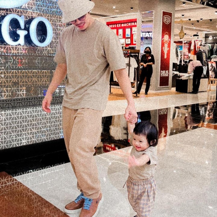 <p>Atta Halilintar tengah menikmati perannya sebagai seorang Ayah. Ia kerap mengajar sang anak, Ameena, untuk jalan-jalan bersama. Tak ketinggalan, Atta juga selalu meluangkan <em>quality time</em> bersama Ameena disela-sela kesibukannya sehari-hari. (Foto: Instagram: @attahalilintar)</p>