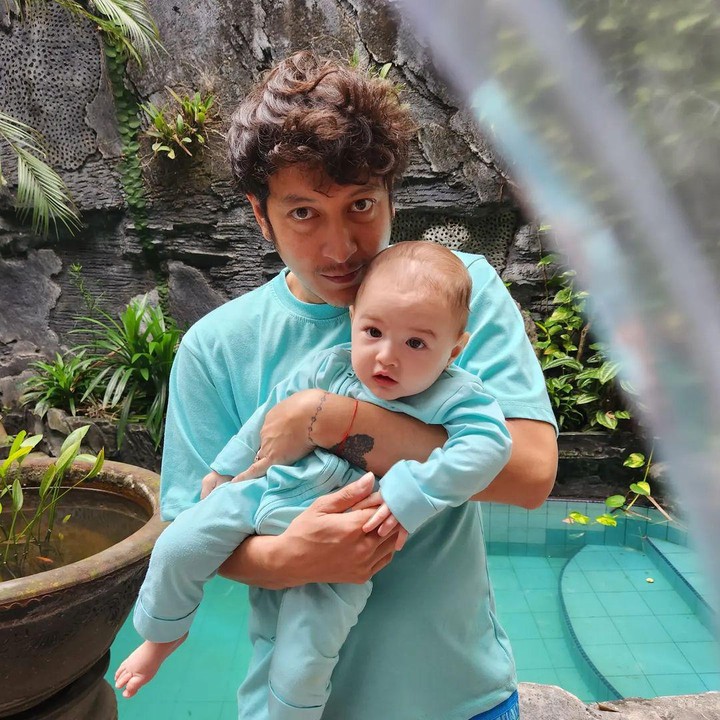 <p>Nadi Djiwa Anggara adalah anak dari Dimas Anggara dan Nadine Chandrawinata. Sejak kecil, Dimas telah mengajarkan Djiwa untuk mencintai lingkungan dan alam sekitar. (Foto: Instagram: @dimasanggara)</p>