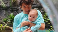 <p>Nadi Djiwa Anggara adalah anak dari Dimas Anggara dan Nadine Chandrawinata. Sejak kecil, Dimas telah mengajarkan Djiwa untuk mencintai lingkungan dan alam sekitar. (Foto: Instagram: @dimasanggara)</p>