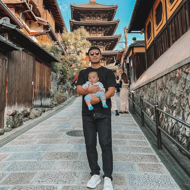 <p>Meski kerap berpergian ke luar negeri bersama keluarga, Indra Priawan tak keberatan untuk memomong dan menjaga sang anak, Issa Xander, Bunda. Pada awal kelahiran Issa, Indra juga membantu Nikita untuk mengganti popok dan hal lainnya. (Foto: Instagram: @indpriw)</p>