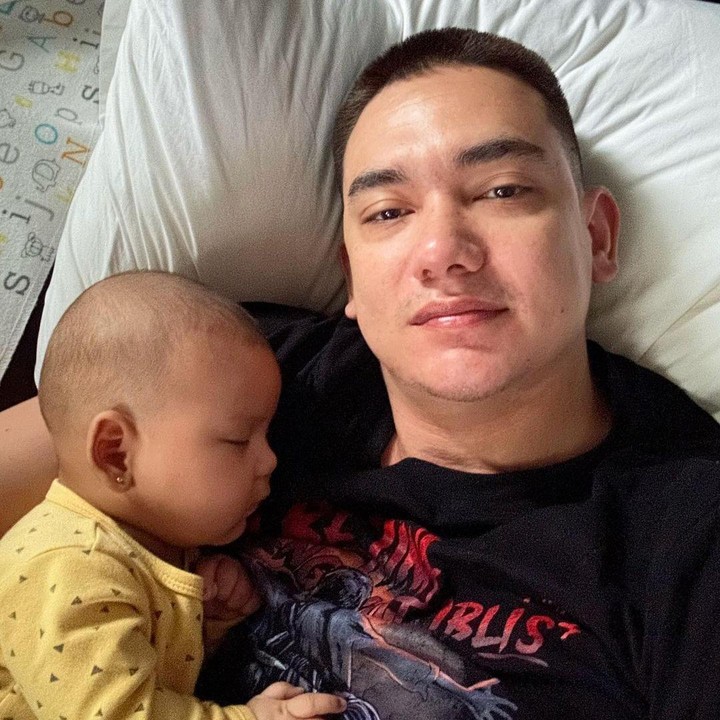 <p>Aktor ternama Adipati Dolken kerap mengunggah potretnya ketika menjaga sang anak, Naeswari Isthika Dyah Koesmadji. Adipati bahkan pernah membantu sang anak untuk bersendawa hingga aksinya ini menjadi perbincangan netizen karena tampak begitu lihai. (Foto: Instagram: @adipati)</p>