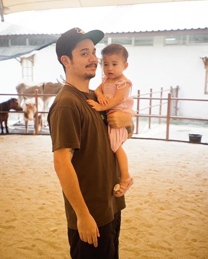 Potret Ayah Artis Momong Bayi