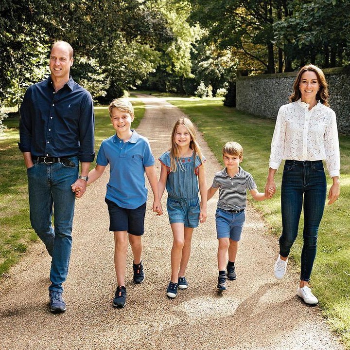 <p>Setelah menikah dengan Kate Middleton, Pangeran William dikaruniai 3 orang anak, Bunda. Mereka adalah George, Charlotte, dan Louis. (Foto: Instagram: @princeandprincessofwales)</p>