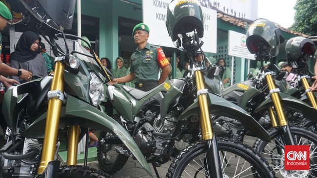 Prabowo membagikan ratusan unit sepeda motor sebagai bantuan kendaraan dinas untuk para babinsa di Kota Yogyakarta.