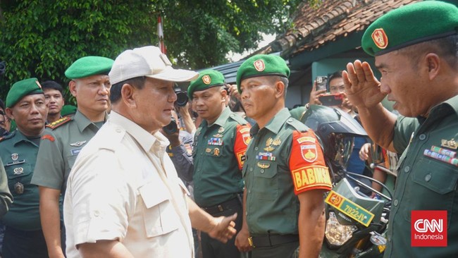 Prabowo Subianto menyerahkan sebanyak 112 sepeda motor sebagai bantuan kendaraan dinas untuk para Bintara Pembina Desa (Babinsa) di Kota Yogyakarta.