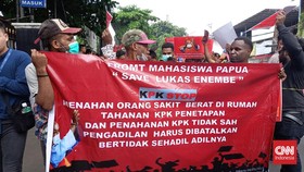 Massa Lukas Enembe Geruduk PN Jaksel Jelang Putusan Praperadilan