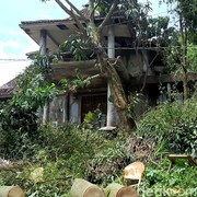 Viral di TikTok! Seorang Dokter Hidup Sendirian di Rumah Mewah yang Penuh Sampah di Karawang
