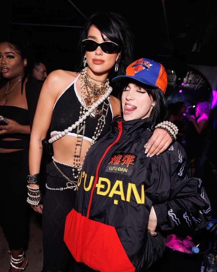 Sang Co-Chair Met Gala juga ambil kesempatan untuk berpose bersama Billie Eilish, Beauties. Menanggalkan outfit glamor, outfit street style tersusun atas oversized jacket dan cap justru dikenakan Billie. Foto: instagram.com/dualipa/German Larkin