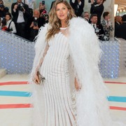 Potret Para Selebriti Berbusana Chanel di Met Gala 2023, dari Margot Robbie hingga Jennie BLACKPINK