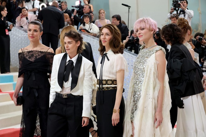 Dari kiri, Putri Charlotte Monako, Kristen Stewart, Sofia Coppola, dan Marion Cotilard memakai kreasi Chanel dalam berbagai gaya. Dari anggun, glamor, hingga boyish. Foto: Courtesy of Chanel