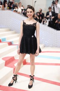 Tren fashion selebriti Hollywood di red carpet