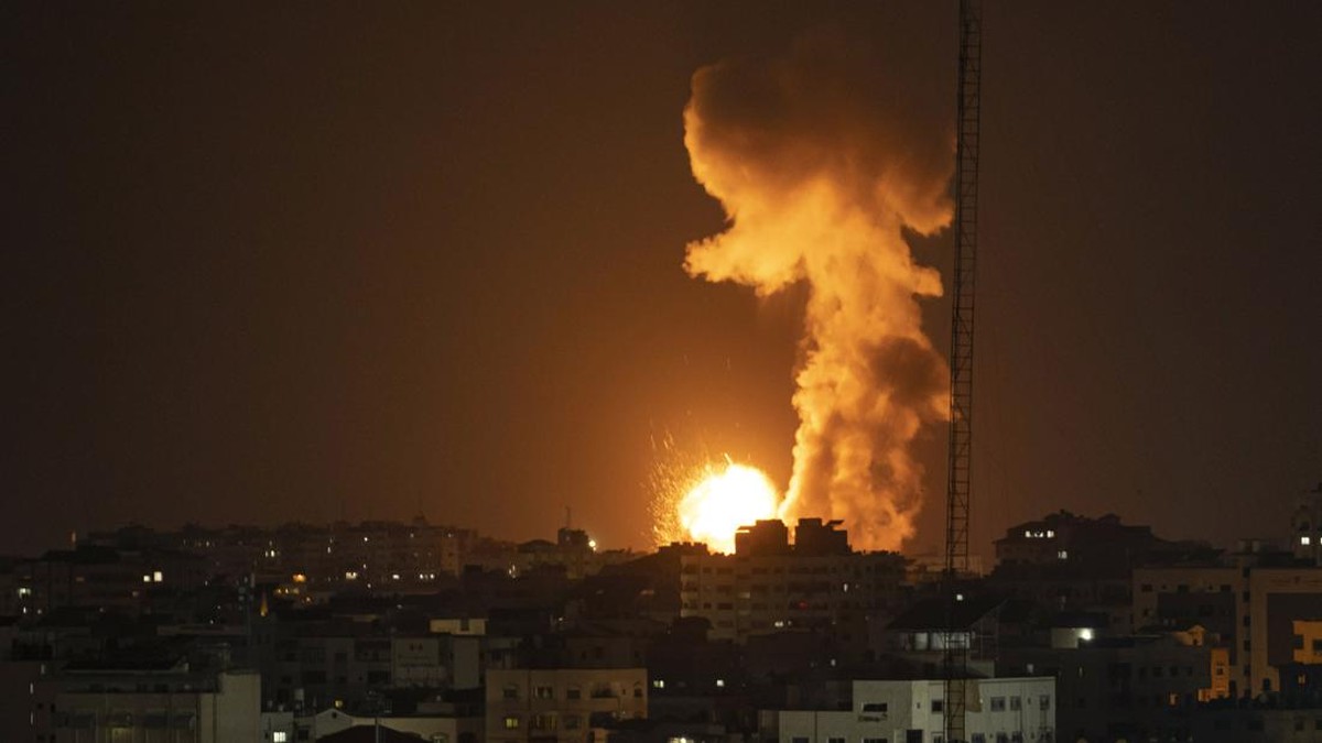FOTO: 'Hujanan' Rudal Israel vs Milisi Palestina di Langit Gaza