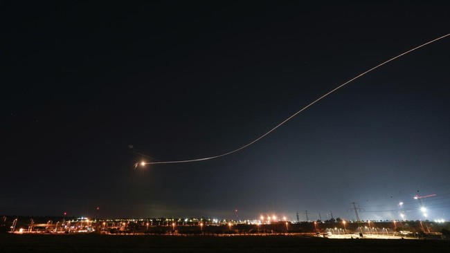 FOTO: 'Hujanan' Rudal Israel vs Milisi Palestina di Langit Gaza