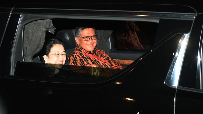 Ketum PDIP Megawati Soekarnoputri memerintahkan seluruh kadernya turun ke bawah merespons koalisi besar yang digagas Ketum Gerindra Prabowo Subianto.