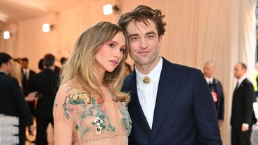 Suki Waterhouse Hamil Anak Robert Pattinson