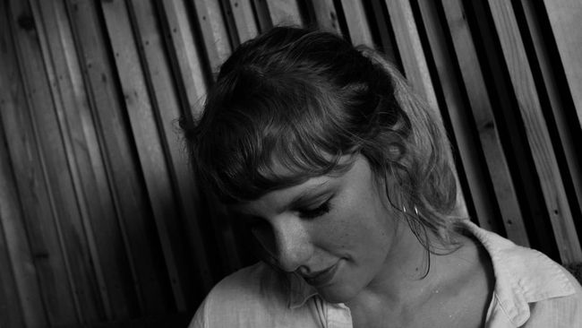 Taylor Swift mencetak rekor baru dalam penjualan album vinil lewat album folklore: the long pond studio sessions yang dirilis tepat pada Record Store Day 2023.