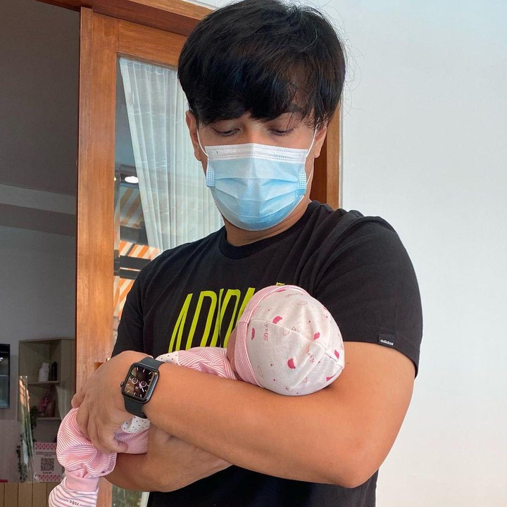 <p>Aisha lahir setelah ayah dan ibundanya menunggu selama 6 tahun menikah. Sebelumnya, Temmy dan istri kerap mencoba banyak program kehamilan. "Saya sama istri nunggu anak pertama hampir 6 tahun. Segala cara sudah kami coba inseminasi, sampai akhirnya bayi tabung," ujar Temmy, dikutip dari detikcom. (Foto: Instagram @temmyrahadi99)<br /><br /><br /></p>