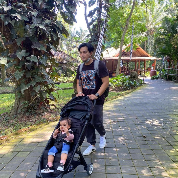 <p>Rasa bahagia Temmy menjadi seorang ayah terlihat jelas dari postingan di Instagramnya nih, Bunda. Di sana, ia kerap menunjukkan momen saat sedang momong Si Kecil. (Foto: Instagram @temmyrahadi99)<br /><br /><br /></p>