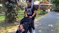 <p>Rasa bahagia Temmy menjadi seorang ayah terlihat jelas dari postingan di Instagramnya nih, Bunda. Di sana, ia kerap menunjukkan momen saat sedang momong Si Kecil. (Foto: Instagram @temmyrahadi99)<br /><br /><br /></p>