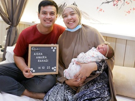 5 Potret Temmy Rahadi Bahagia Momong Anak yang Dinantikan 6 Tahun