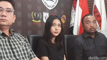 img-title Tenri Anisa Diduga Selingkuhan Virgoun Jalani Pemeriksaan di Polda Metro Jaya