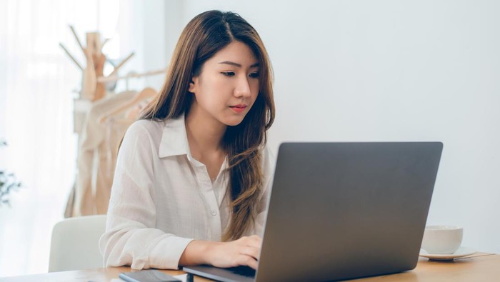 Duduk terlalu lama didepan layar komputer saat bekerja dapat menyebabkan risiko penyakit dan menurunnya kesehatan tubuh