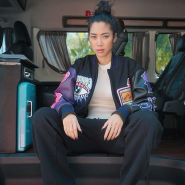 Penampilan Widi Vierratale Pakai Hijab Syari Saat Berangkat Umrah