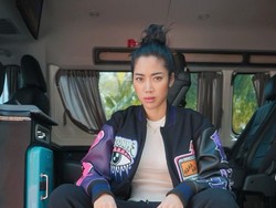 Penampilan Widi Vierratale Pakai Hijab Syari Saat Berangkat Umrah