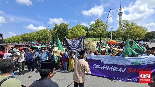 Ratusan orang dari Komunitas Nusa Bangsa mendesak agar NU mengusulkan nama kader untuk maju di Pilpres 2024.