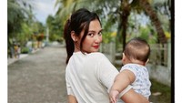<p>Anak pertama Arie Kriting dan Indah Permatasari lahir pada 1 September 2022 lalu. Momen kelahiran sang anak dibagikan lewat laman media sosial pribadinya. (Foto: Instagram @indahpermatas)</p>