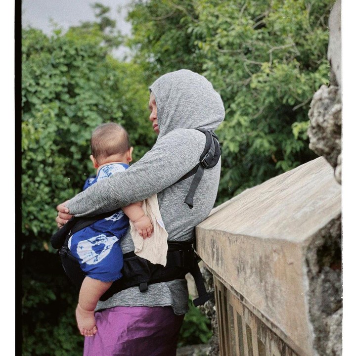 <p>Jadi ayah siaga, Arie Kriting dengan setia mendampingi istrinya untuk menjaga anak ketika sedang traveling, lho. "Bawa bayi traveling di masa MPASInya memang harus ada tenaga ekstra dan kerjasama dengan pasangan. Untung Bang @arie_kriting sangat membantu, mantap ngana," cerita Indah. (Foto: Instagram @indahpermatas)</p>