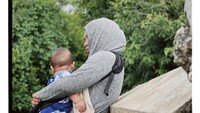 <p>Jadi ayah siaga, Arie Kriting dengan setia mendampingi istrinya untuk menjaga anak ketika sedang traveling, lho. "Bawa bayi traveling di masa MPASInya memang harus ada tenaga ekstra dan kerjasama dengan pasangan. Untung Bang @arie_kriting sangat membantu, mantap ngana," cerita Indah. (Foto: Instagram @indahpermatas)</p>