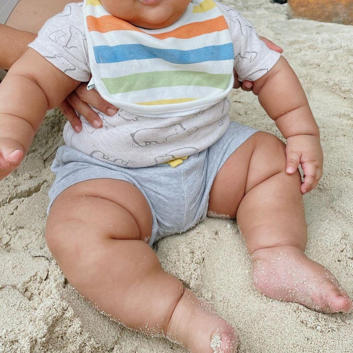 <p>Meski begitu, potret anak Indah dan Arie tak pernah gagal bikin netizen gemas. "Aku seperti melihat roti sobek. Pas Aku zoom... Eeh tangan si adek. Duuhhh gemooyyy nya nak," komentar akun @dapur_bu_**** (Foto: Instagram @indahpermatas)</p>