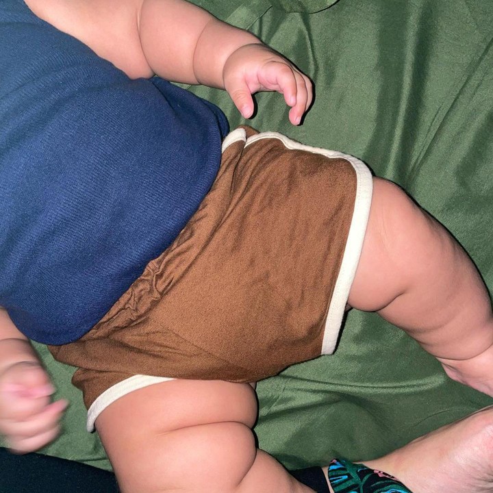 <p>Hingga saat ini, Arie Kriting dan Indah Permatasari memilih untuk menjaga privasi anak pertama mereka. Keduanya belum mengungkapkan wajah hingga nama anak mereka. (Foto: Instagram @indahpermatas)</p>