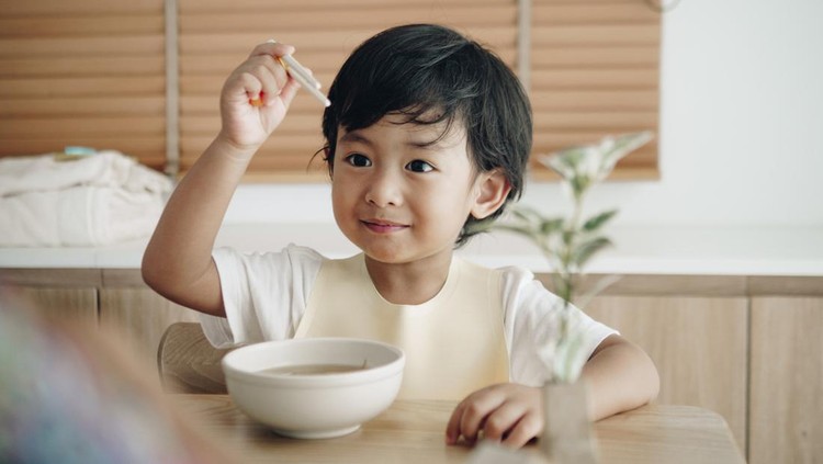 Anak Susah Makan? Ini 11 Cara Mengatasi dan Penyebabnya