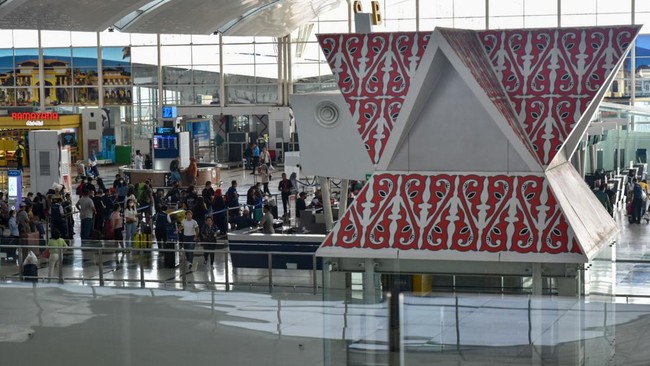 Kejati Sumut tahan lima orang terkait dugaan korupsi Bandara Kualanamu, terkait pengadaan pekerjaan Smart Airport PT Angkasa Pura II.