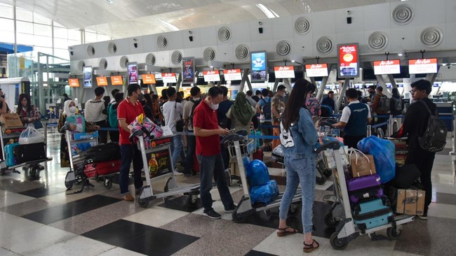 Menteri Perhubungan Budi Karya Sumadi mewanti-wanti ancaman sanksi untuk para maskapai nakal yang menaikkan harga tiket pesawat saat mudik lebaran 2024.