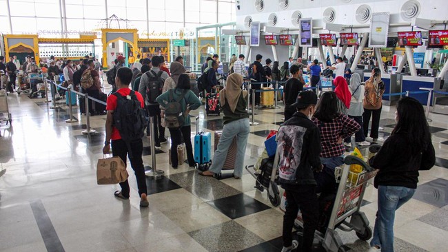 Pemerintah akan mewajibkan penumpang dari luar negeri mengisi kartu kedatangan di sistem All Indonesia. Kebijakan ini berlaku mulai 1 Oktober mendatang.