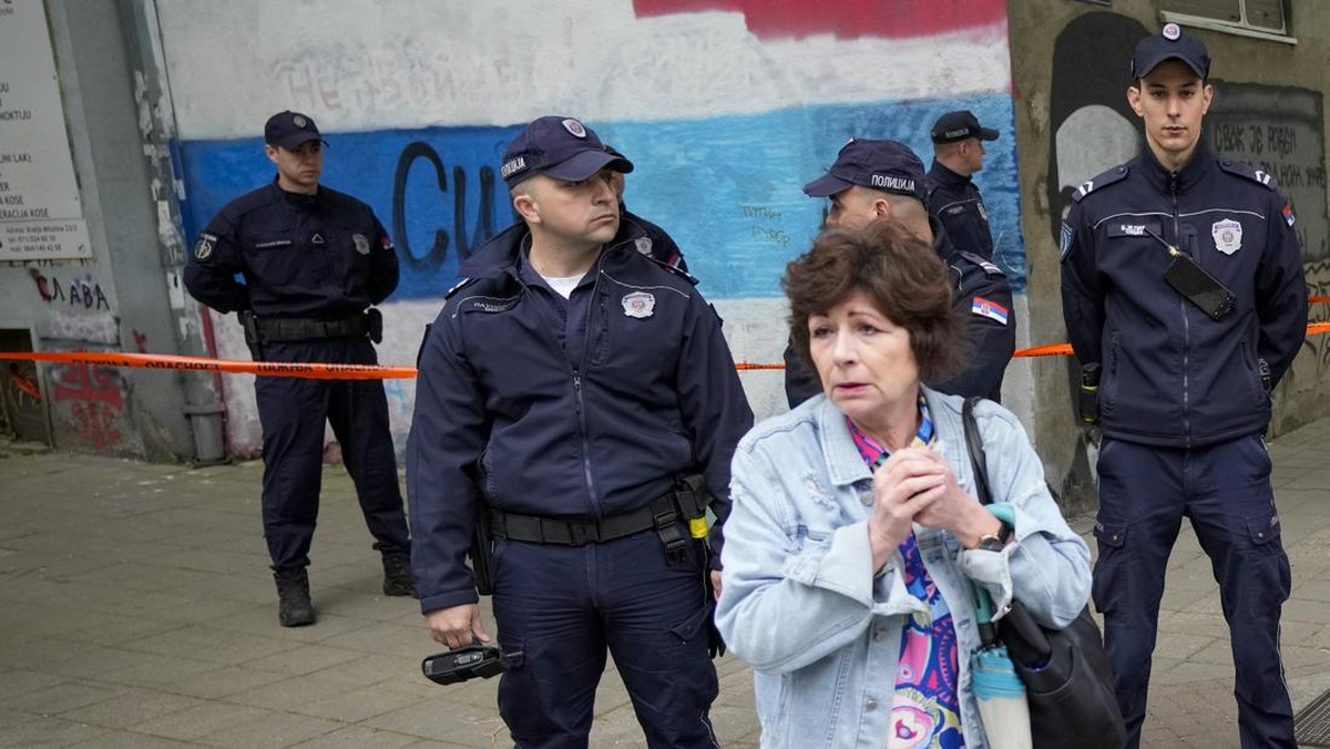 FOTO: Panik Orang Tua usai Penembakan di SD Serbia oleh Bocah 14 Tahun