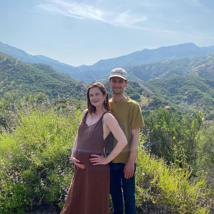 <p>Bonnie Wright, pemeran Ginny Weasley di film Harry Potter, sedang hamil anak pertama. Wanita asal Inggris ini mengumumkan kehamilan pertamanya di media sosial pada awal Mei lalu. Wright memamerkan baby bump kehamilannya dan berpose bareng suami, Andrew Lococo. (Foto: @thisisbwright)</p>